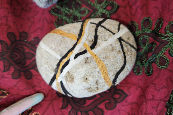 Beach stone painted with white, golf and black Beach stone painted with white, golf and black